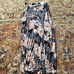 Maxi floral skirt with slit